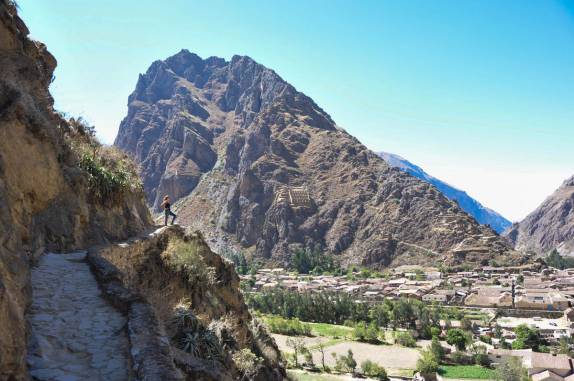 Admirando a pequena cidade, do alto das ruínas de Ollantaytambo, no Valle Sagrado, perto de Cusco, no Peru